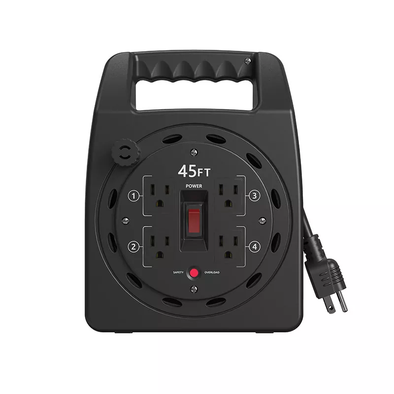 4 アウトレット プラスチック コード リール 45 フィート (過負荷保護付き)